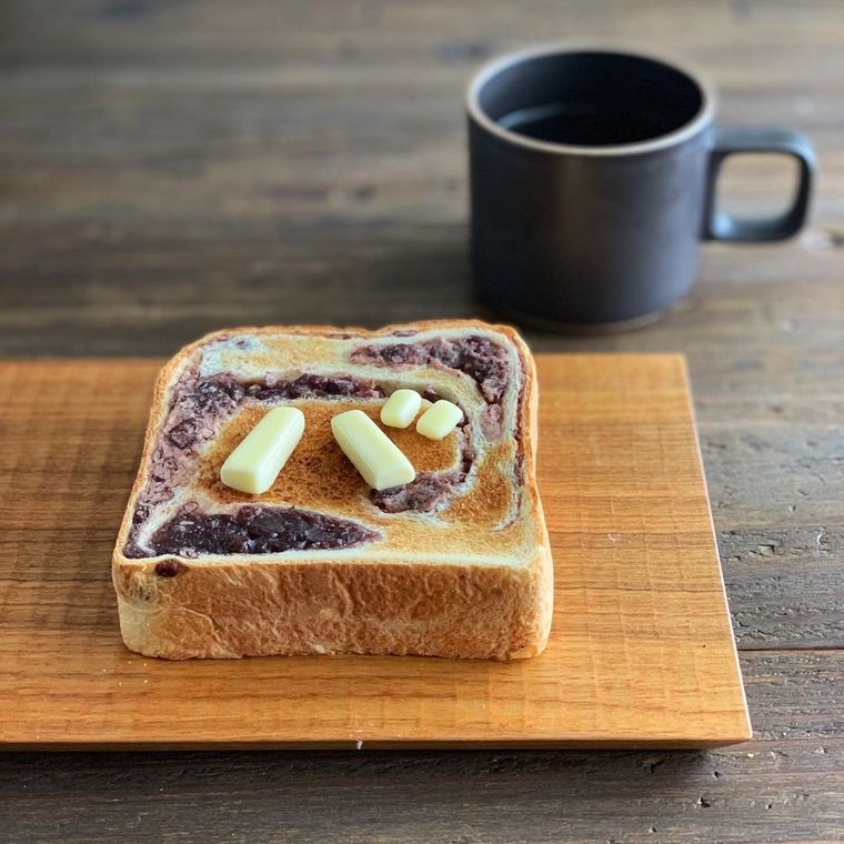 あん食パンの上にバターがのっている