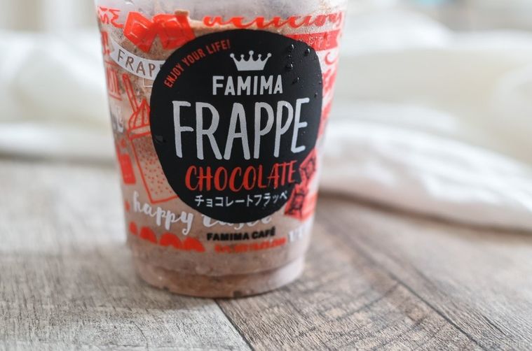 ファミマの新作!SNSでもファン続出「チョコレートフラッペ」のチョコ感は…?の画像