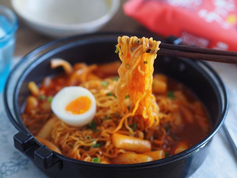 SNSで噂の韓国B級グルメ!「ラッポッキ」をおいしく食べる方法の画像