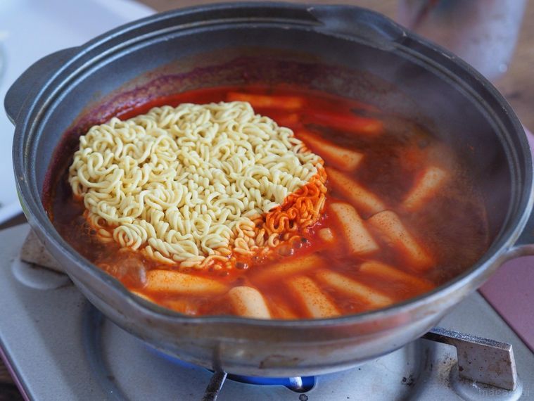 SNSで噂の韓国B級グルメ!「ラッポッキ」をおいしく食べる方法の画像