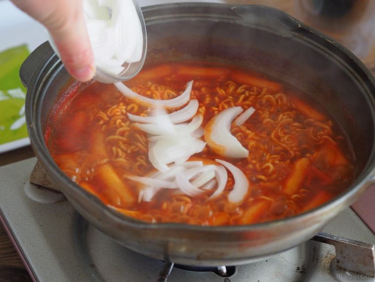 SNSで噂の韓国B級グルメ!「ラッポッキ」をおいしく食べる方法の画像
