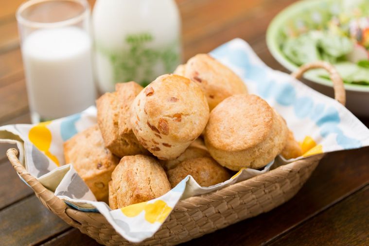 ナプキンをしいたかごに盛り付けられたたくさんのスコーン