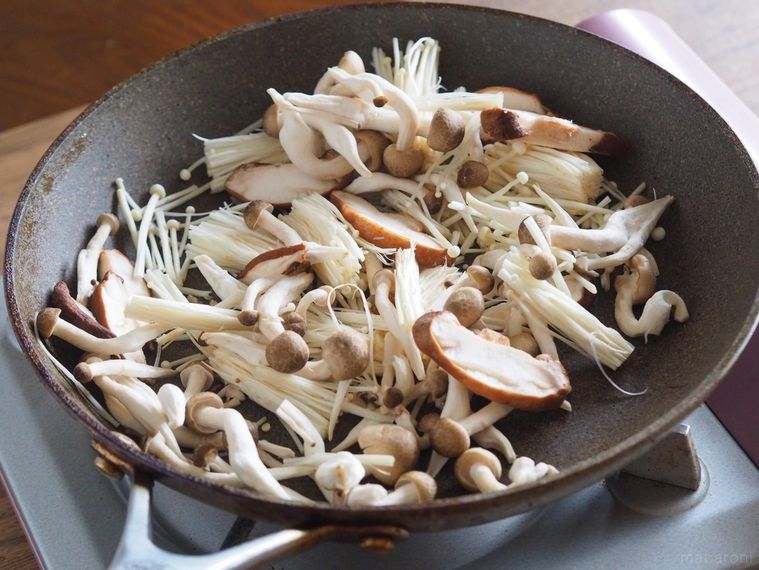 名店sioのシェフが伝授!きのこと塩昆布で「無限パスタ」の作り方の画像