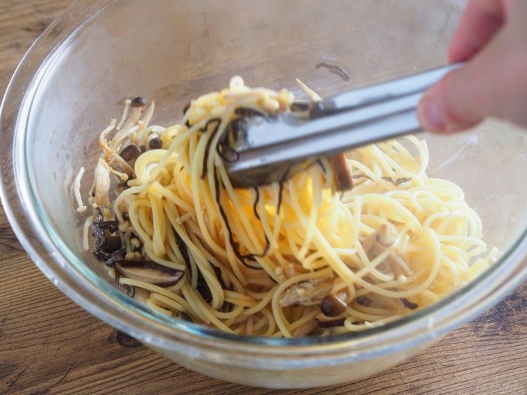 名店sioのシェフが伝授!きのこと塩昆布で「無限パスタ」の作り方の画像