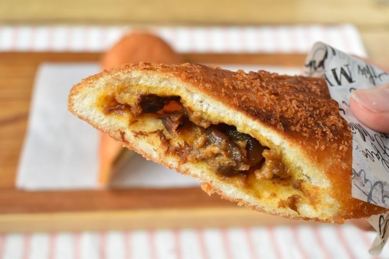 一日2,000本売れる!沖縄発「もとむのカレーパン」をお取り寄せレビューの画像