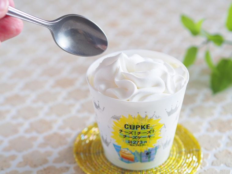 ローソンのカプケ チーズケーキをスプーンですくう様子