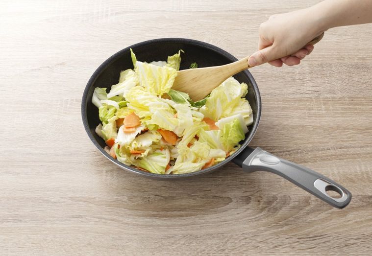 海老と国産豚肉の海鮮だし八宝菜が入っているフライパン