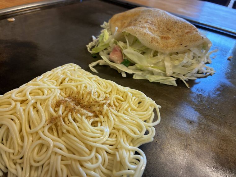 調理中の広島焼き