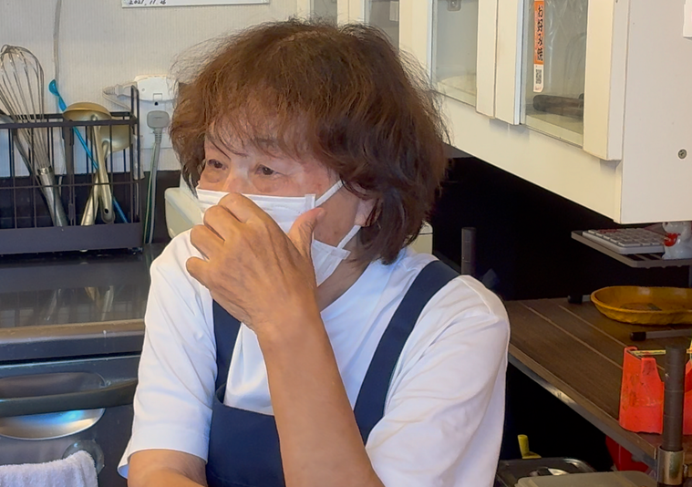 インタビューを受ける宮崎眞智子さん