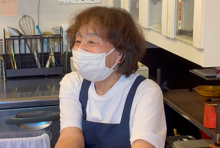 インタビューを受ける宮崎眞智子さん