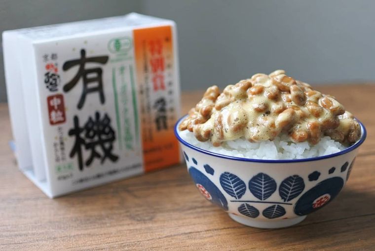 有機納豆のパッケージと納豆ごはん