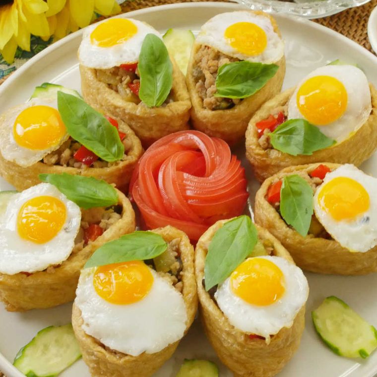 白い丸皿に盛り付けた目玉焼きガパオいなり寿司