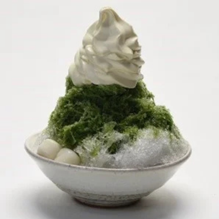 たっぷりのクリームがのったかき氷