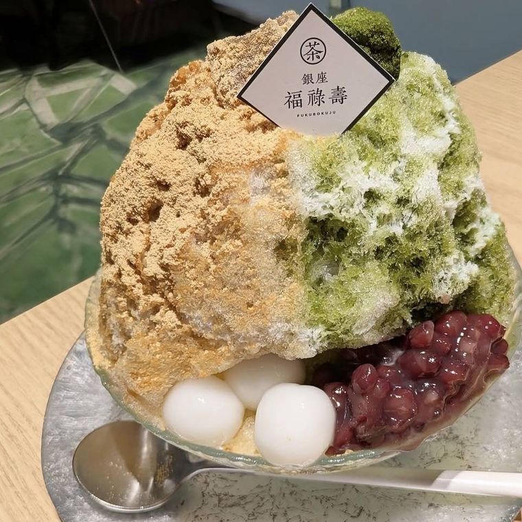 たっぷりのきなこ、抹茶、白玉がのったかき氷