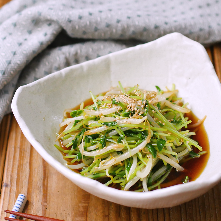 白い三角形の小鉢に盛りつけられた豆苗ともやしの中華風サラダ