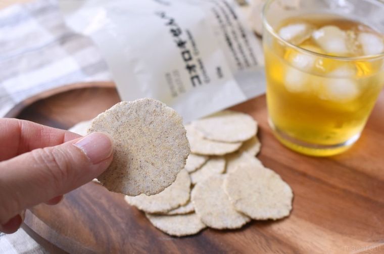 昆虫食デビューに!無印良品「コオロギせんべい」の味は身近なアレみたいだったの画像