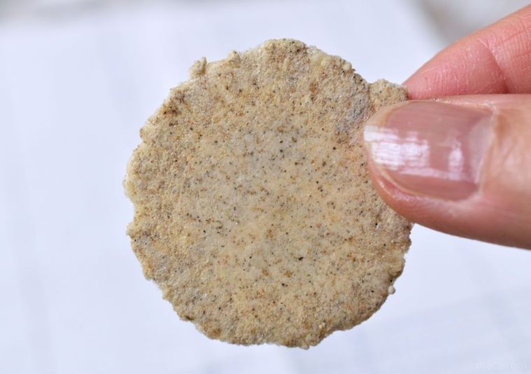 昆虫食デビューに!無印良品「コオロギせんべい」の味は身近なアレみたいだったの画像