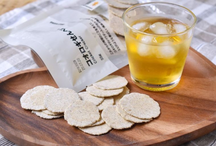 昆虫食デビューに!無印良品「コオロギせんべい」の味は身近なアレみたいだったの画像