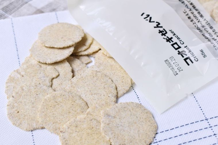 昆虫食デビューに!無印良品「コオロギせんべい」の味は身近なアレみたいだったの画像