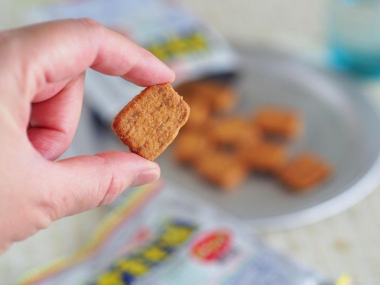 指でつまんだホームパイペヤングやきそば味