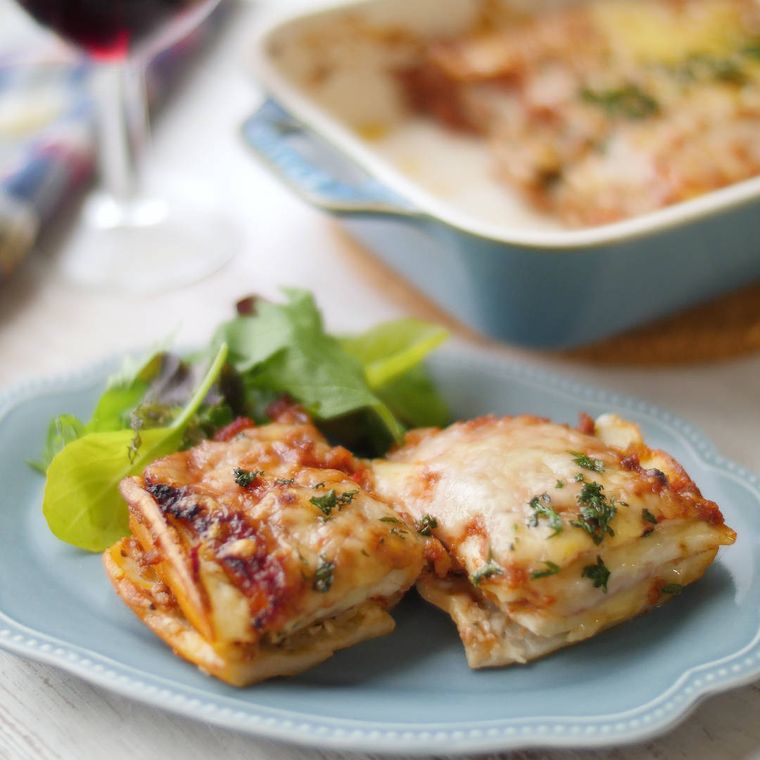 水色のプレートに盛り付けられたはんぺんラザニア