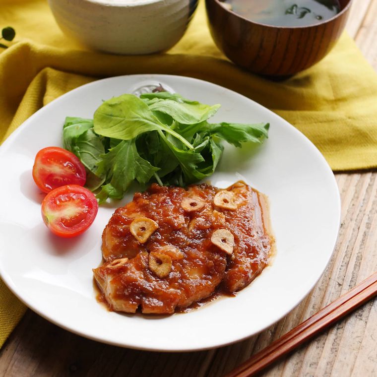 白い丸プレートに盛り付けられたこってりトリテキ