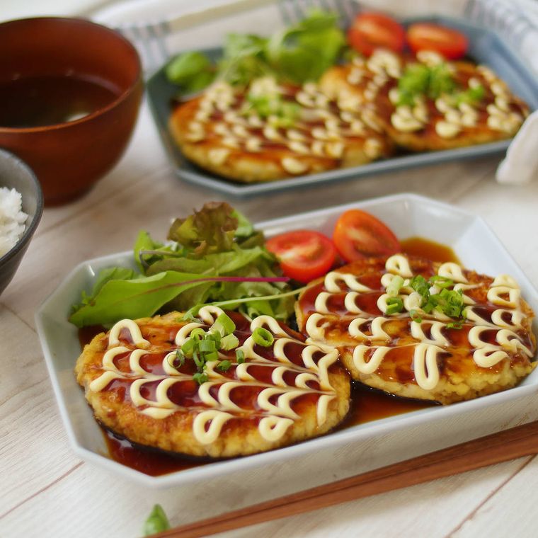 白いお皿に盛り付けられた照りマヨ豆腐ハンバーグ