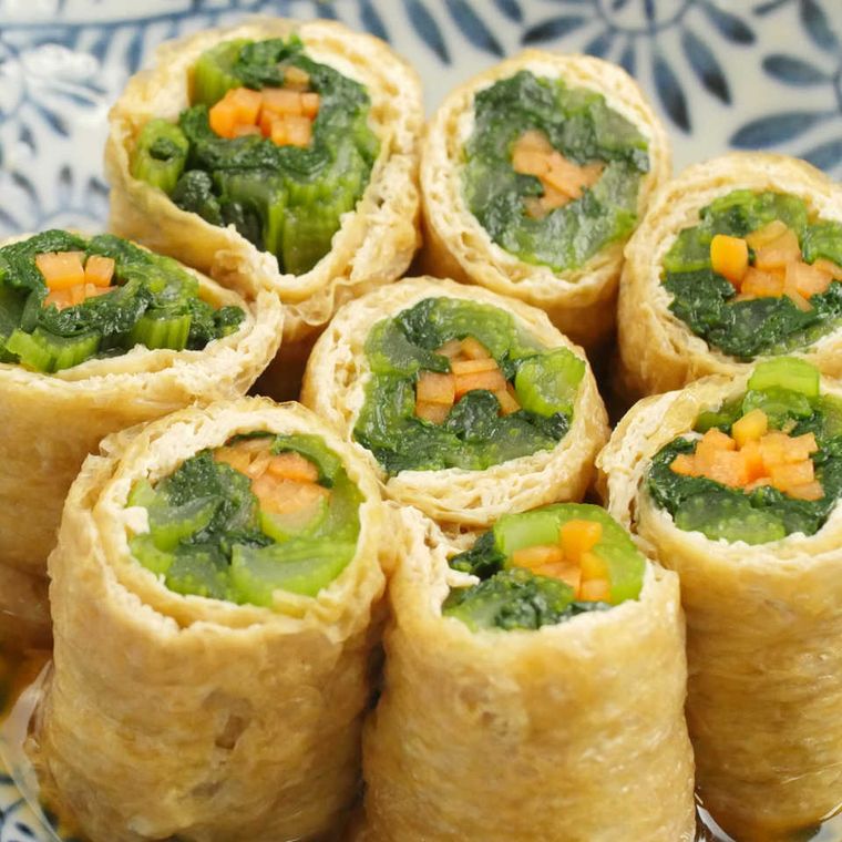 青い模様入りのお皿に盛り付けられた小松菜と油揚げのおひたし巻き