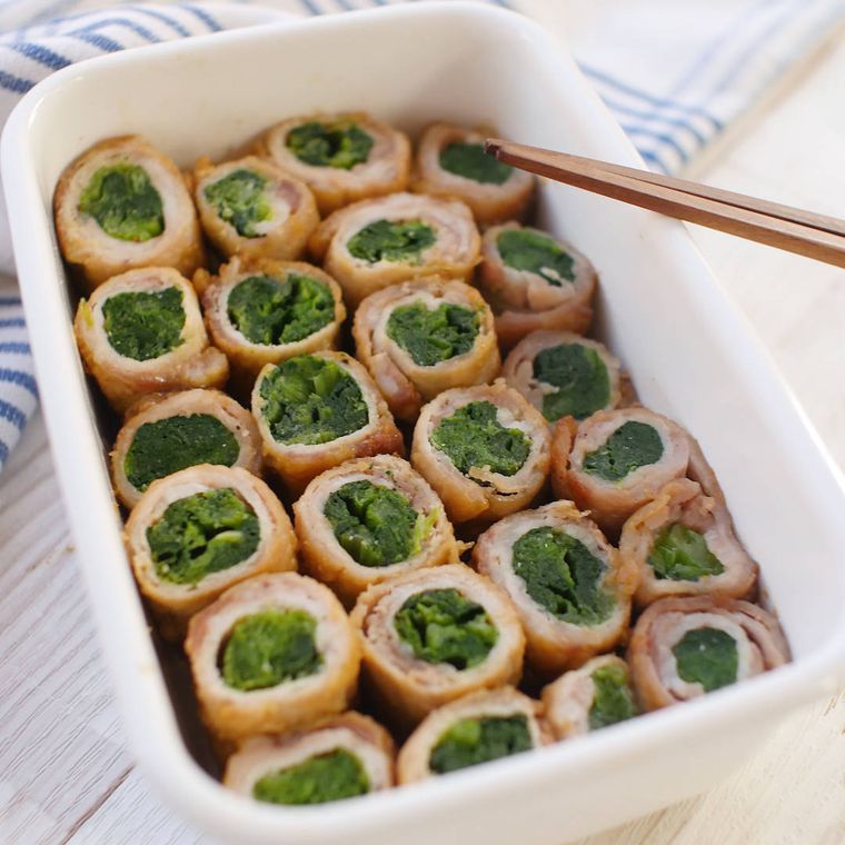 白いバットに入った肉巻き小松菜のみそ照り焼き