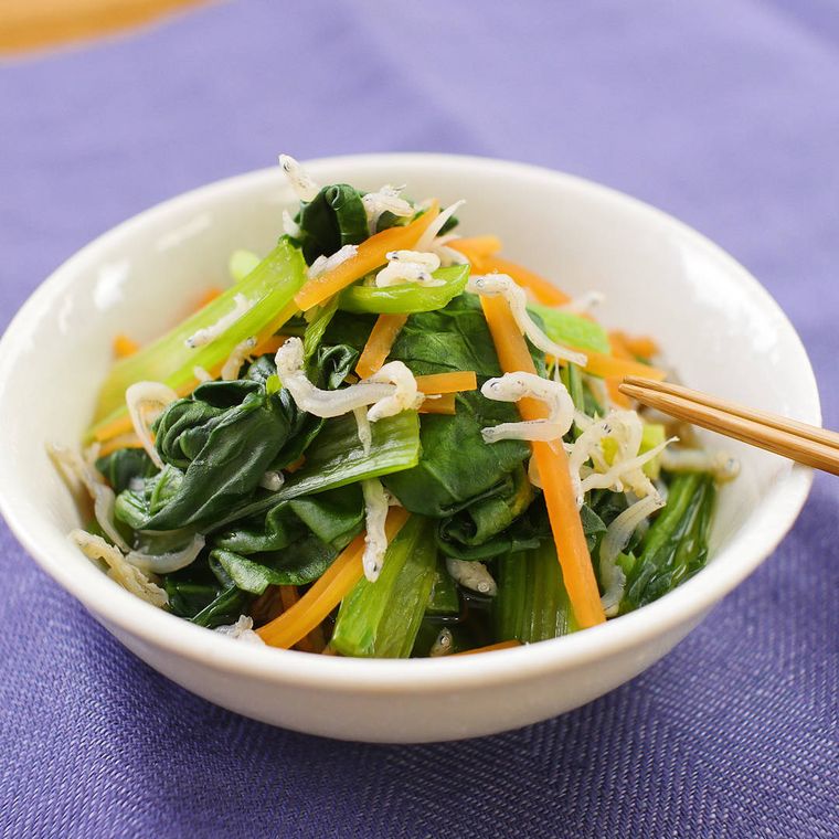 白い器に盛り付けられた小松菜とじゃこの煮物