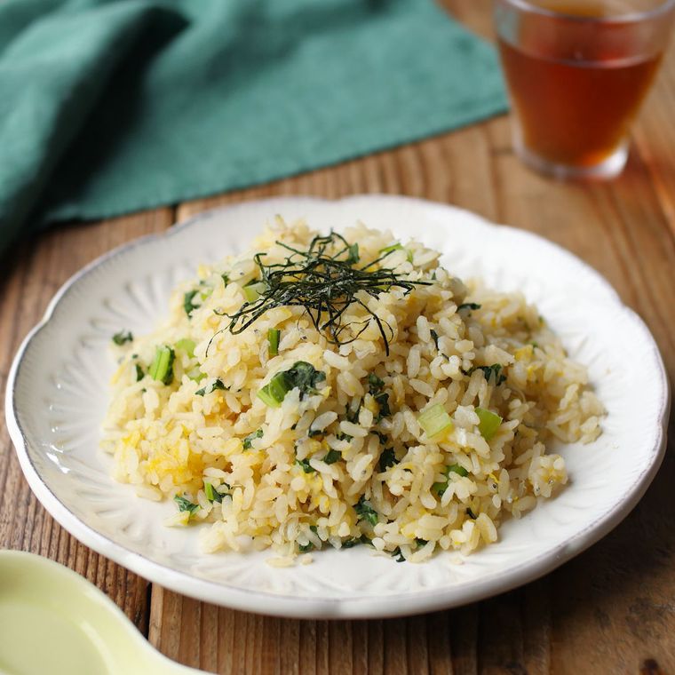 白い丸いお皿に盛り付けられたしらすと小松菜のチャーハン風