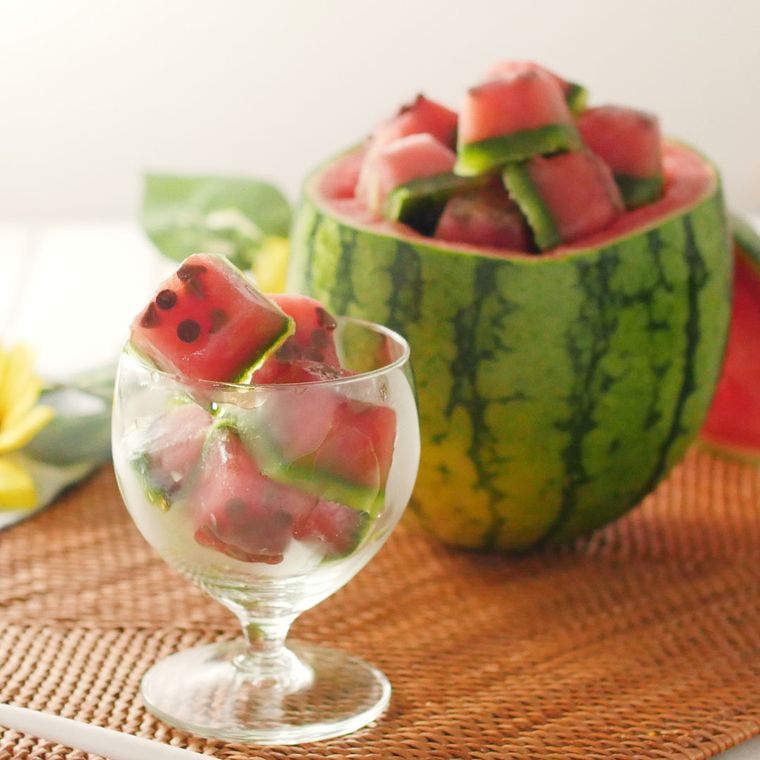 白いグラスに盛り付けられたスイカのひと口シャーベット