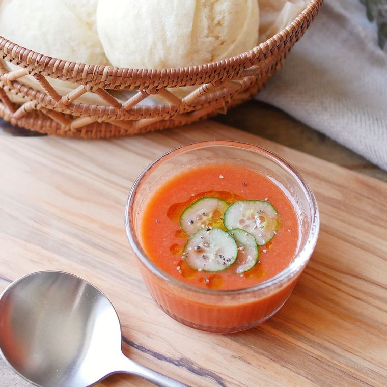 ガラスの器に盛り付けられたスイカのガスパチョスープ