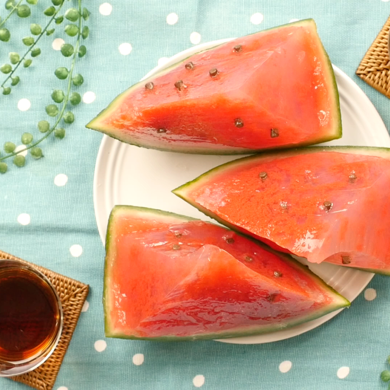 白い皿に盛り付けられたスイカのゼリー