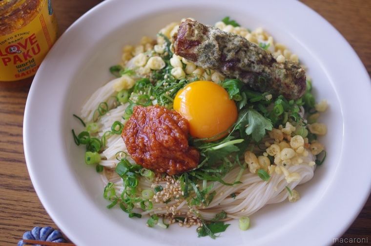 ラブパクをトッピングしたぶっかけそうめんが白い皿に盛り付けてある