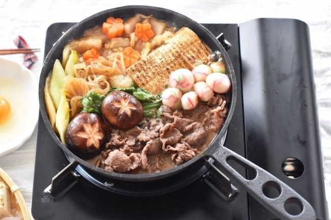 牛肉、焼き豆腐、椎茸などのすき焼き