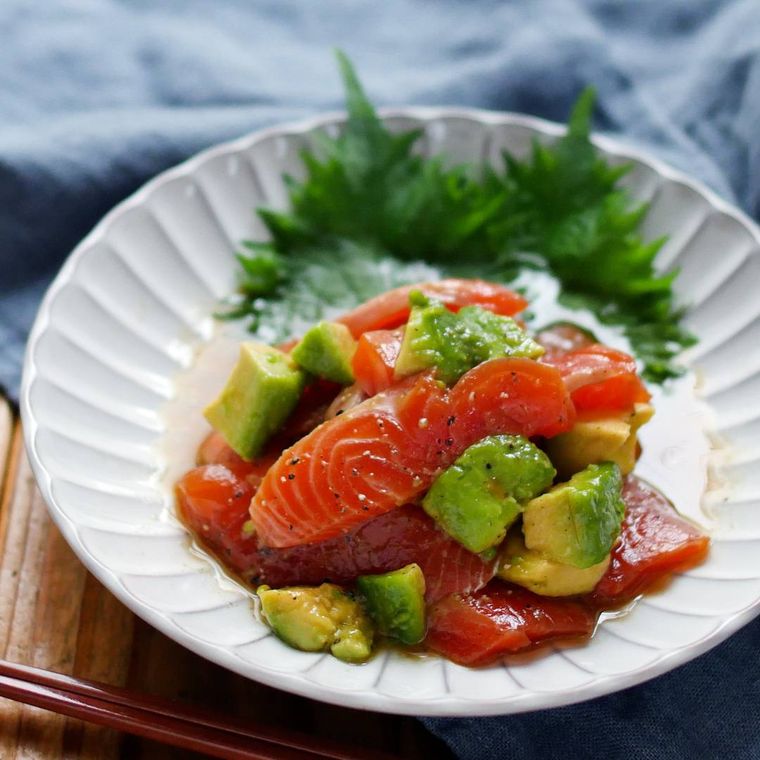 白の洋皿に盛りつけられたサーモンとアボカドのペッパー漬け