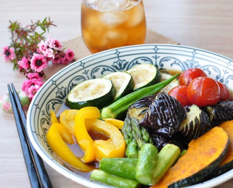 白に水色の模様が描かれた皿に盛りつけられた夏野菜の揚げ浸し