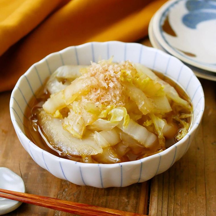 白い陶器に盛り付けた白菜の煮浸し