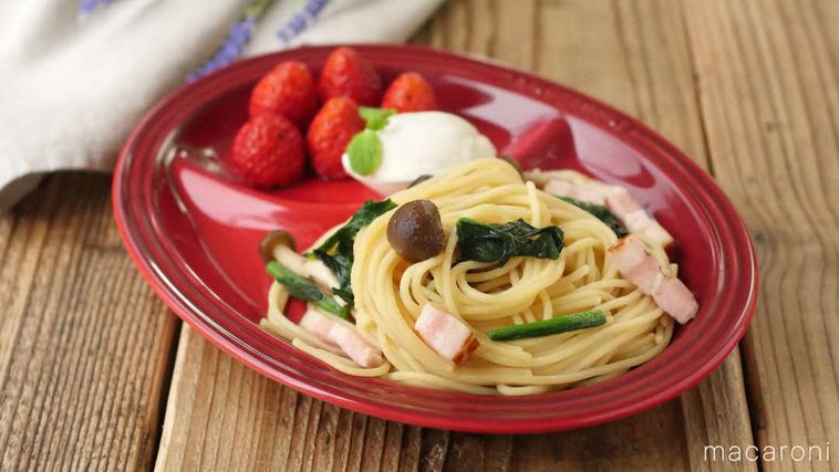 赤い皿に盛りつけられたきのこのバターめんつゆパスタ