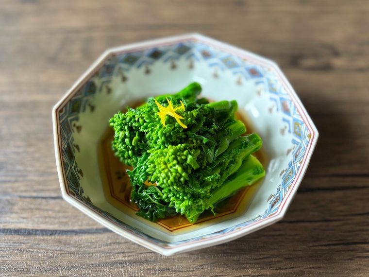 8角形の和皿に盛られた菜の花のおひたし