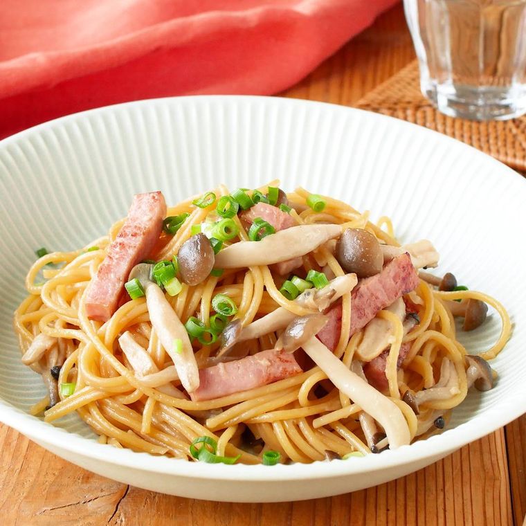 白い皿に盛り付けたベーコンとぶなしめじの和風パスタ