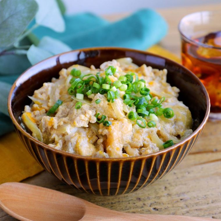 黒い丼に盛り付けたそぼろ親子丼