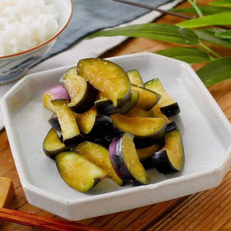 白の正方形の皿に盛りつけられたなすの浅漬け