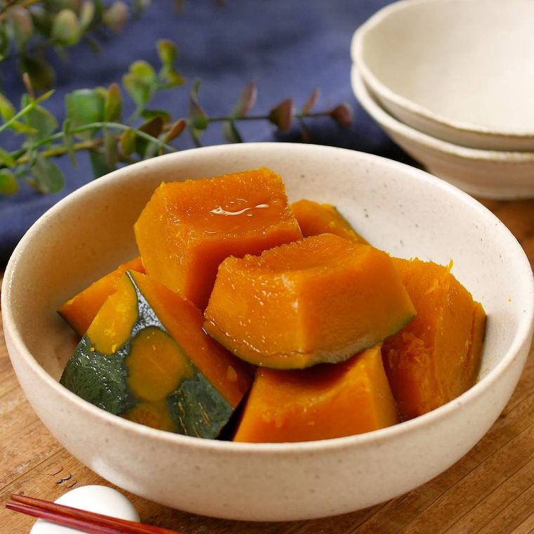白い陶器に盛り付けたかぼちゃの煮物