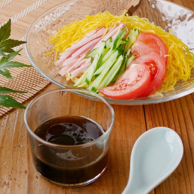 透明の皿に盛りつけられた冷やし中華と冷やし中華のたれ
