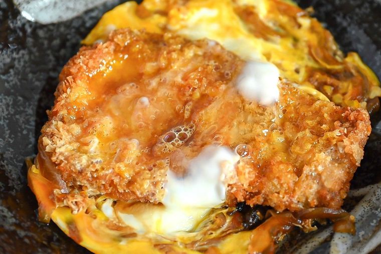 黒い皿に盛られたカツ煮