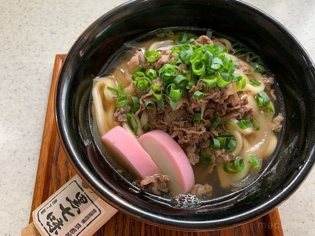 黒い皿に盛りつけられた牛肉うどん
