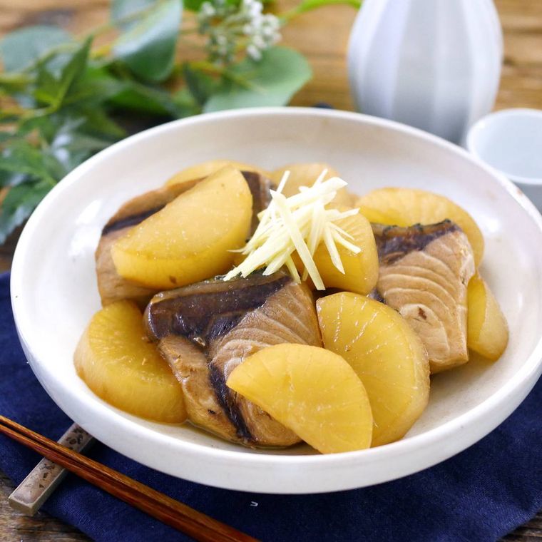 白い皿に盛りつけられたぶり大根