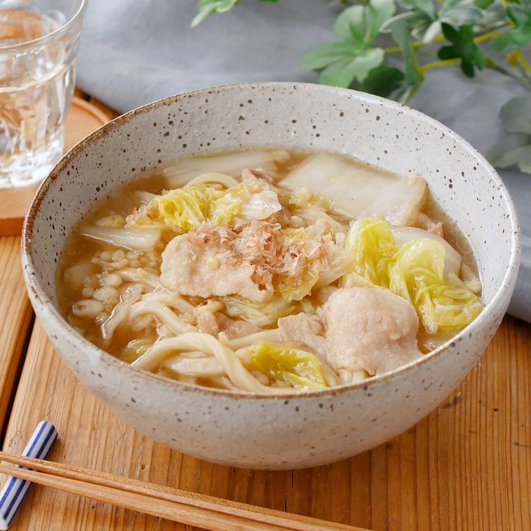 白いどんぶりに盛りつけられたとろとろ白菜うどん